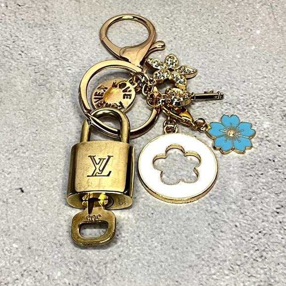 Louis Vuitton Lock & Key Set #305 w/ a Clover Keychain